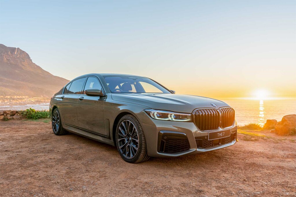 2022 BMW 7 Series Front Right Side in Green